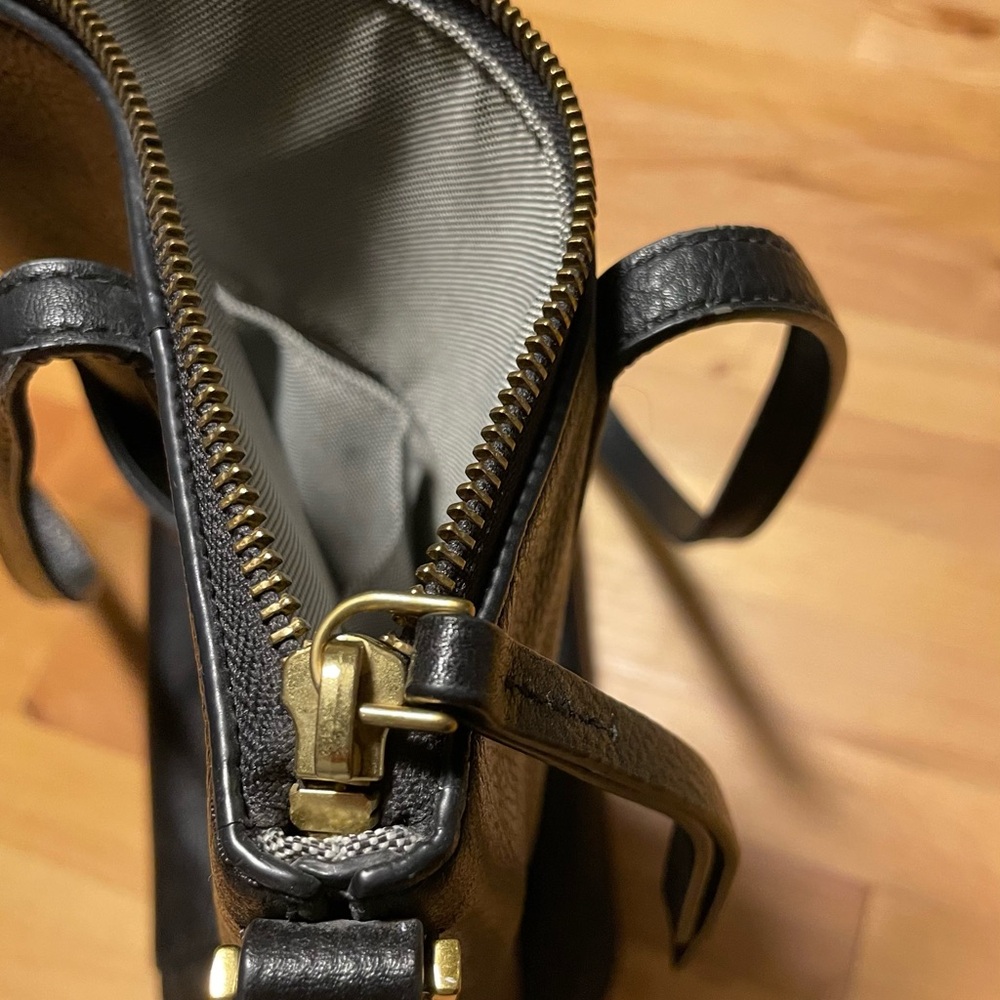 Fossil Black Shoulder Bag with Timeless Design - Picture 8 of 13